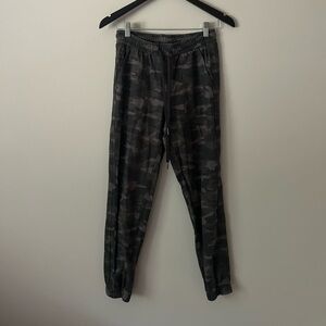 Athleta Camo Farallon Jogger Pants Size 4